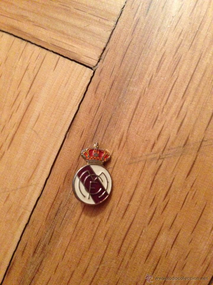 Coleccionismo deportivo: ANTIGUO PIN INSIGNIA DEL REAL MADRID