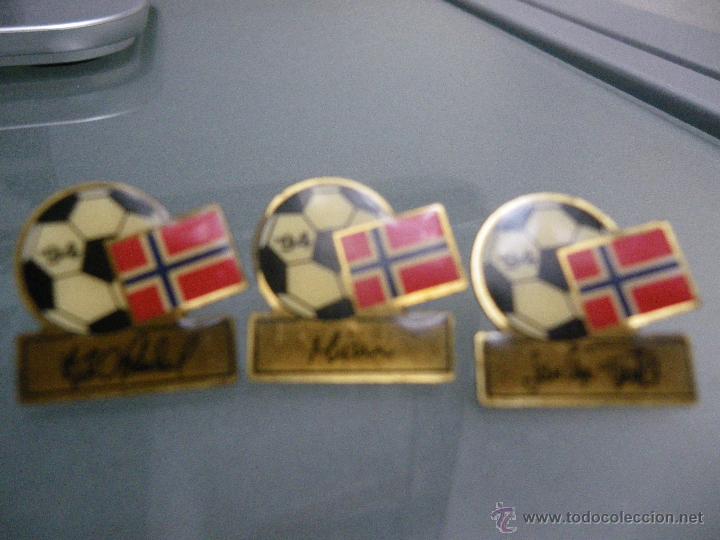 Coleccionismo deportivo: 3 pins Noruega Mundial Futbol 1994. 3 jugadores diferentes, con firma en parte inferior