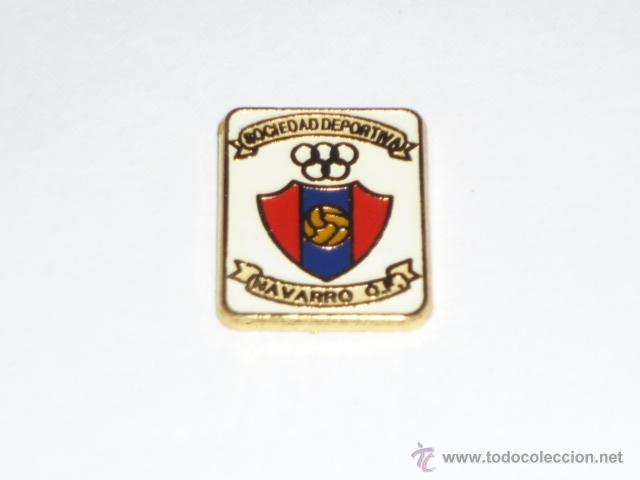 Sammelleidenschaft Sport: FUTBOL- PIN DE LA SOCIEDAD DEPORTIVA NAVARRO C.F. DE ASTURIAS