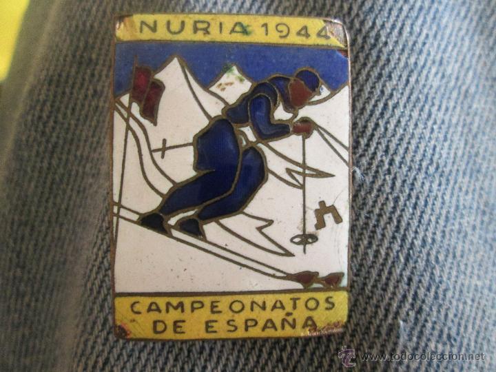 Coleccionismo deportivo: Pin tipo insignia antigua a&ntilde;o 1944 Campeonato Espa&ntilde;a esqui en estacion de esqui de NURIA