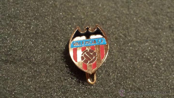 Coleccionismo deportivo: PIN ESCUDO EQUIPO VALENCIA CLUB DE FUTBOL (DE IMPERDIBLE ALTA CALIDAD ESMALTE A FUEGO )
