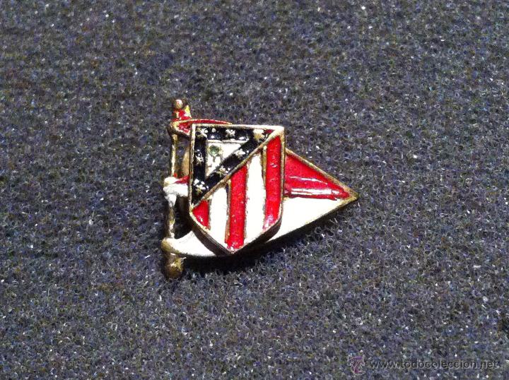 Collezionismo sportivo: PIN ANTIGUO ESCUDO CON BANDERA EQUIPO FUTBOL ATLETICO DE MADRID (DE SOLAPA O OJAL A&Ntilde;OS 40/60)