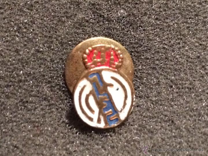 Sammelleidenschaft Sport: PIN ANTIGUO ESCUDO EQUIPO FUTBOL REAL MADRID (DE SOLAPA O OJAL A&Ntilde;OS 40/60)