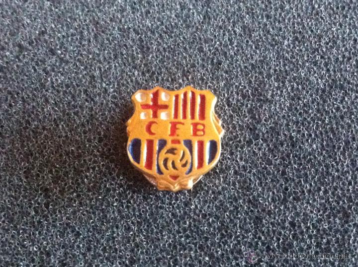 Sammelleidenschaft Sport: PIN ANTIGUO ESCUDO EQUIPO FUTBOL CLUB BARCELONA CFB (DE SOLAPA O OJAL A&Ntilde;OS 40/60)