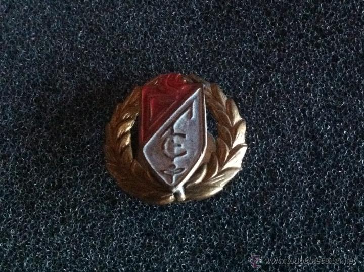 Sammelleidenschaft Sport: PIN ANTIGUO ESCUDO EQUIPO FUTBOL GRANADA CLUB FUTBOL (DE SOLAPA O OJAL A&Ntilde;OS 40/60)