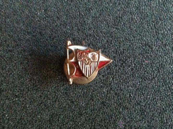 Collezionismo sportivo: Pin antiguo escudo equipo espa&ntilde;ol Sevilla club futbol insignia antigua ojal bot&oacute;n a&ntilde;os 40/50