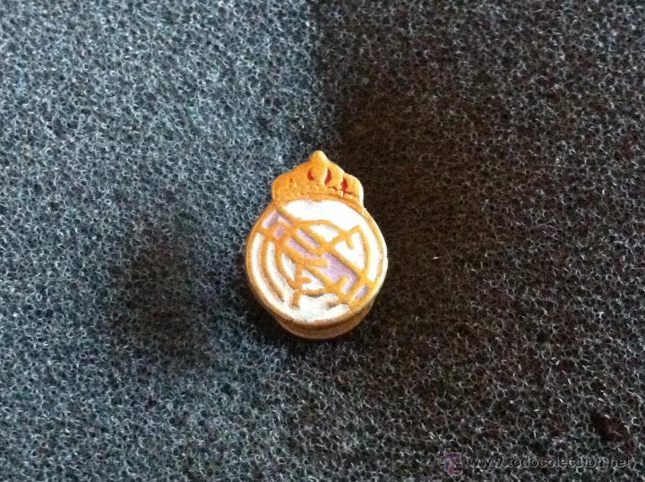 Sammelleidenschaft Sport: PIN ANTIGUO ESCUDO EQUIPO FUTBOL REAL MADRID (SOLAPA O OJAL A&Ntilde;OS 40/60)