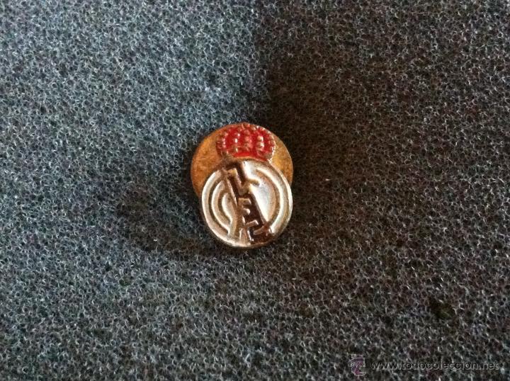 Sammelleidenschaft Sport: PIN ANTIGUO ESCUDO EQUIPO FUTBOL REAL MADRID (SOLAPA O OJAL A&Ntilde;OS 40/60)