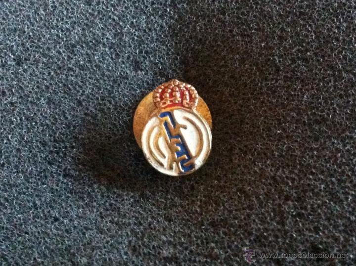 Sammelleidenschaft Sport: PIN ANTIGUO ESCUDO EQUIPO FUTBOL REAL MADRID (SOLAPA O OJAL A&Ntilde;OS 40/60)