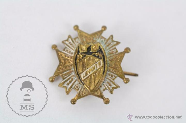 Collezionismo sportivo: Antigua Insignia de Aguja - Escudo del Levante UD / Uni&oacute;n Deportiva - Medidas 17 x 17 Mm
