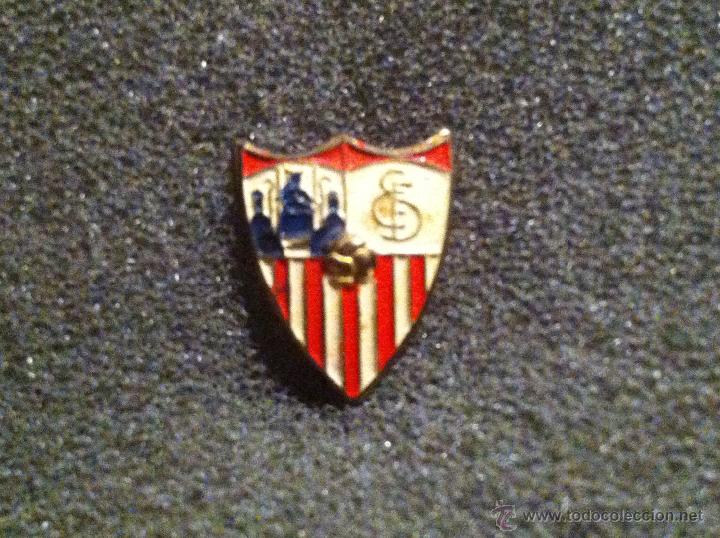 Collezionismo sportivo: Pin antiguo escudo equipo espa&ntilde;ol Sevilla club futbol (insignia antigua imperdible)