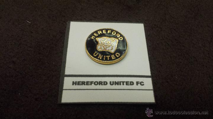 Collezionismo sportivo: PIN EQUIPO FUTBOL INGL&Eacute;S HEREFORD UNITED  FC (RARA INSIGNIA ESMALTADA PEGADA EN LAMINA)
