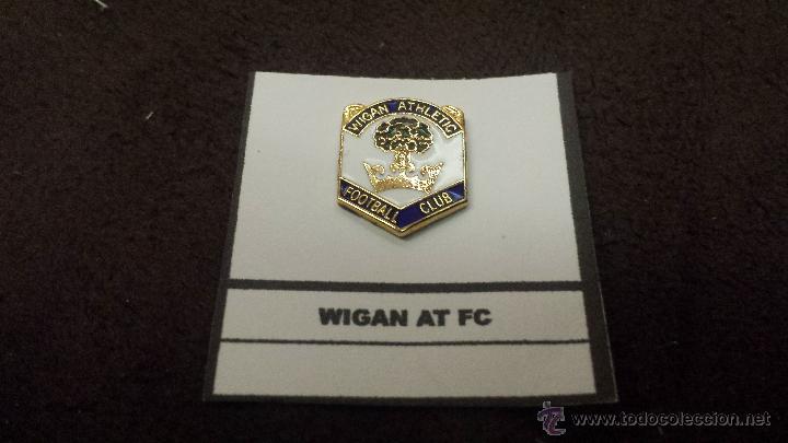 Collezionismo sportivo: PIN EQUIPO FUTBOL INGL&Eacute;S WIGAN ATHLETIC  FC (RARA INSIGNIA ESMALTADA PEGADA EN LAMINA)