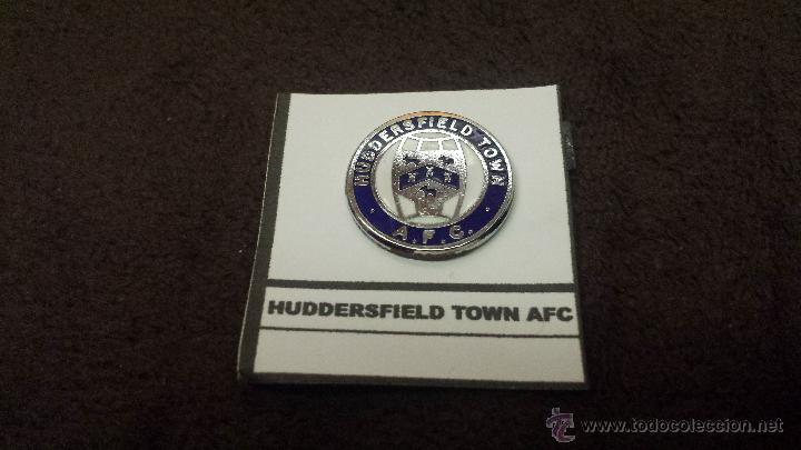 Collezionismo sportivo: PIN EQUIPO FUTBOL INGL&Eacute;S HUDDERSFIELD TOWN  AFC (RARA INSIGNIA ESMALTADA PEGADA EN LAMINA)