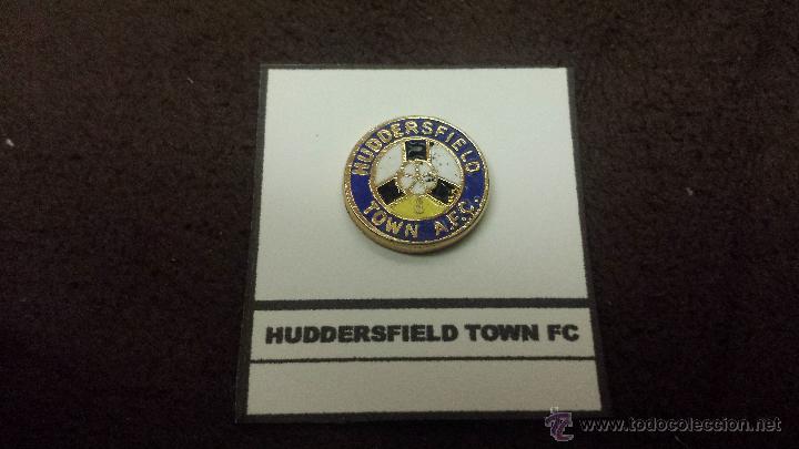 Collezionismo sportivo: PIN EQUIPO FUTBOL INGL&Eacute;S HUDDERSFIELD TOWN AFC (RARA INSIGNIA ESMALTADA PEGADA EN LAMINA)