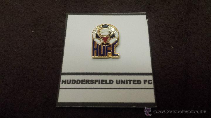Collezionismo sportivo: PIN EQUIPO FUTBOL INGL&Eacute;S HUDDERSFIELD TOWN FC (RARA INSIGNIA ESMALTADA PEGADA EN LAMINA)