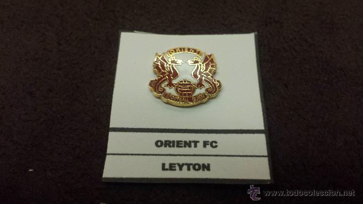 Collezionismo sportivo: PIN EQUIPO FUTBOL INGL&Eacute;S ORIENT FC (RARA INSIGNIA ESMALTADA PEGADA EN LAMINA)