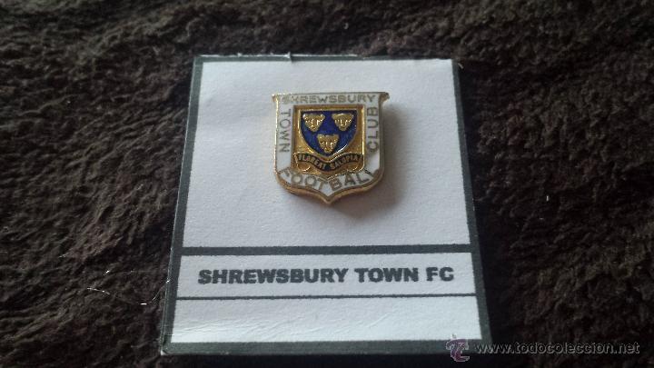Collezionismo sportivo: PIN EQUIPO FUTBOL INGL&Eacute;S SHREWSBURY TOWN FC (RARA INSIGNIA ESMALTADA PEGADA EN LAMINA)