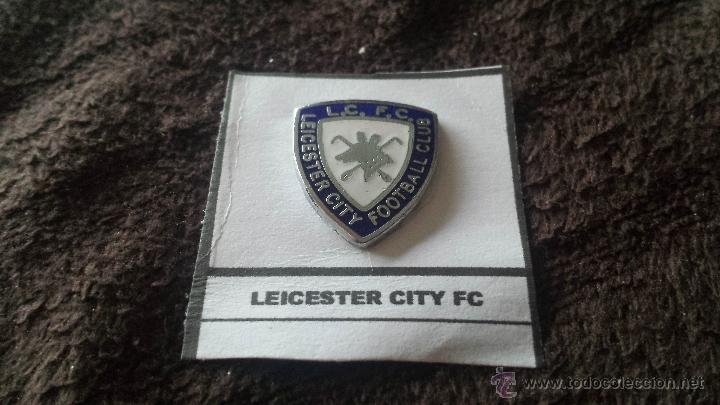 Collezionismo sportivo: PIN EQUIPO FUTBOL INGL&Eacute;S LEICESTER CITY FC (RARA INSIGNIA ESMALTADA PEGADA EN LAMINA)