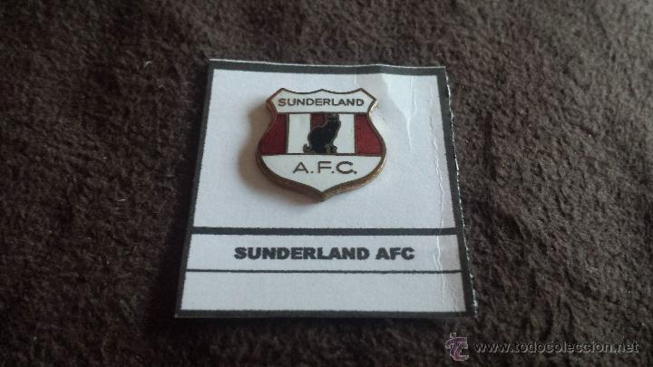 Collezionismo sportivo: PIN EQUIPO FUTBOL INGL&Eacute;S SUNDERLAND AFC (ANTIGUA INSIGNIA ESMALTADA PEGADA EN LAMINA)
