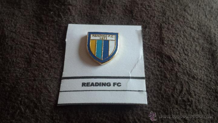 Collezionismo sportivo: PIN EQUIPO FUTBOL INGL&Eacute;S READING FC (RARA INSIGNIA ESMALTADA PEGADA EN LAMINA)