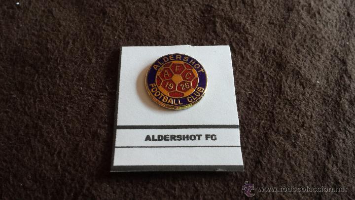 Collezionismo sportivo: PIN EQUIPO FUTBOL INGL&Eacute;S ALDERSHOT  FC (RARA INSIGNIA ESMALTADA PEGADA EN LAMINA)