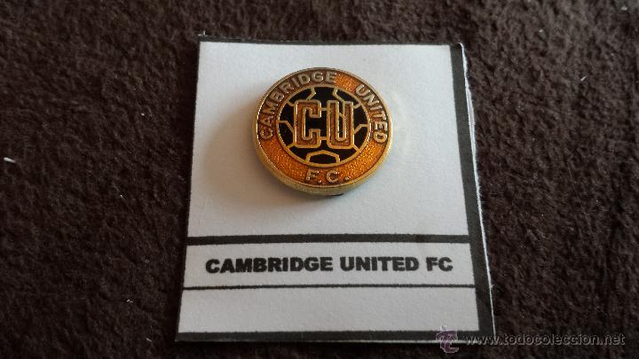 Collezionismo sportivo: PIN EQUIPO FUTBOL INGL&Eacute;S CAMBRIDGE UNITED  FC (RARA INSIGNIA ESMALTADA PEGADA EN LAMINA)