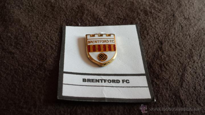 Collezionismo sportivo: PIN EQUIPO FUTBOL INGL&Eacute;S BRENTFORD  FC (RARA INSIGNIA ESMALTADA PEGADA EN LAMINA)