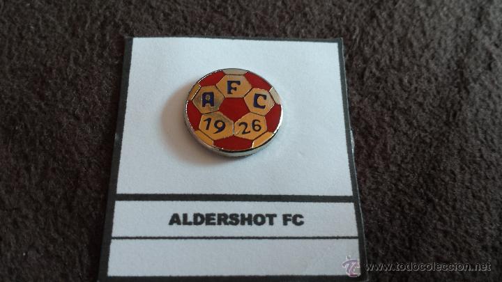 Collezionismo sportivo: PIN EQUIPO FUTBOL INGL&Eacute;S ALDERSHOT  FC (RARA INSIGNIA ESMALTADA PEGADA EN LAMINA)