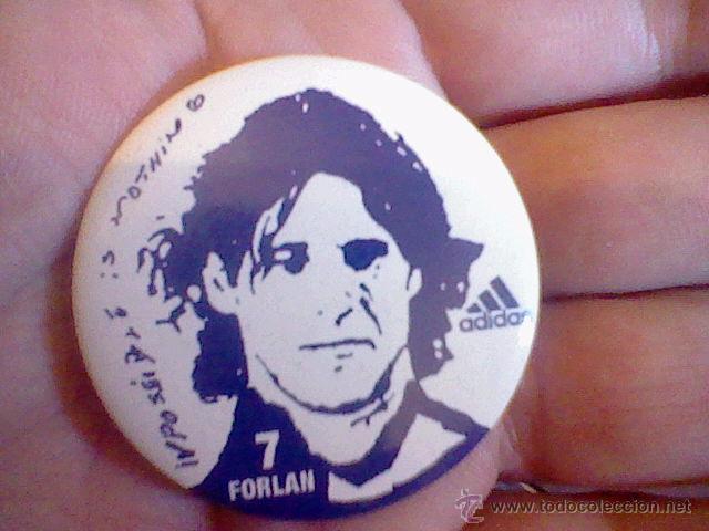 Coleccionismo deportivo: chapa imperdible Villa n&ordm; 7 forlan adidas  4,5 cms di&aacute;metro