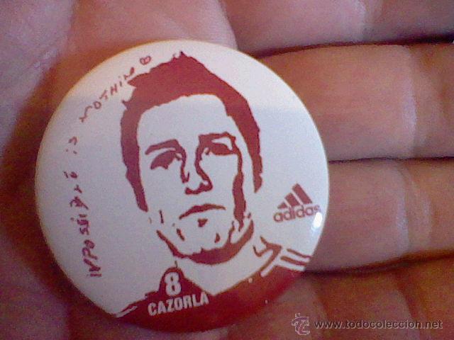 Coleccionismo deportivo: chapa imperdible Villa n&ordm; 8 cazorla  adidas 4,5 cms di&aacute;metro