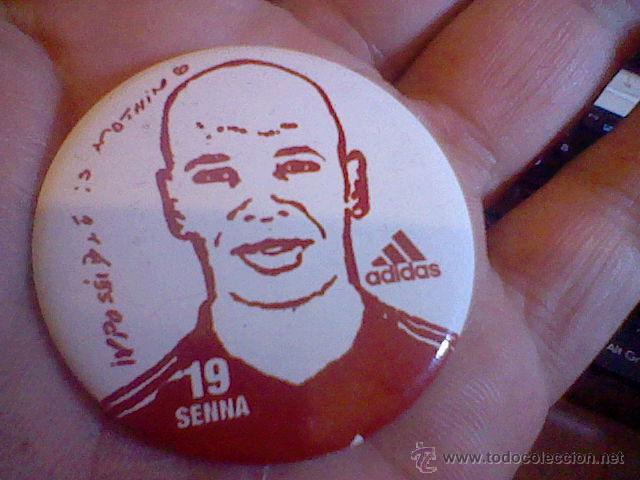 Coleccionismo deportivo: chapa imperdible Villa n&ordm; 19 senna  adidas 4,5 cms di&aacute;metro