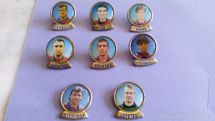 Coleccionismo deportivo: Lote 8 pins jugadores f&uacute;tbol club Barcelona
