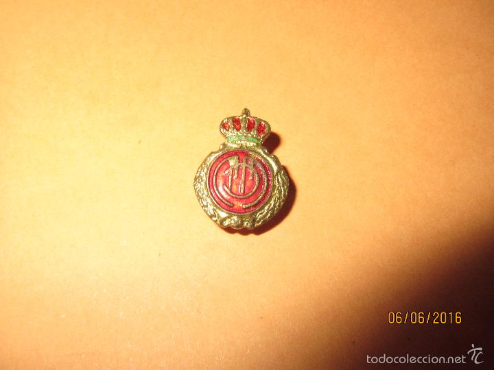 Coleccionismo deportivo: Antigua Insignia para Ojal de Lat&oacute;n del Club Deportivo MALLORCA