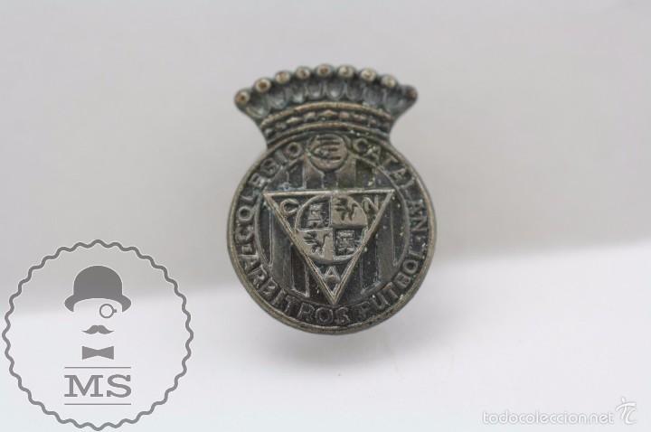 Collezionismo sportivo: Insignia de Solapa / Ojal - Escudo del Colegio Catal&aacute;n de &Aacute;rbitros de F&uacute;tbol - Medidas 17 x 12 Mm