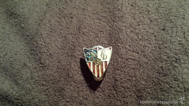 Collezionismo sportivo: PIN ESCUDO EQUIPO SEVILLA CLUB FUTBOL ( INSIGNIA OJAL CLUB FEDERACI&Oacute;N ANDALUZA ESPA&Ntilde;A)