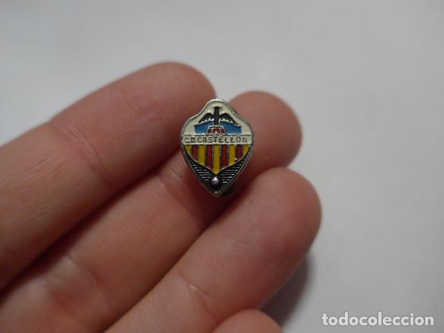 Coleccionismo deportivo: ANTIGUA INSIGNIA C.D. CASTELLON - Foto 1