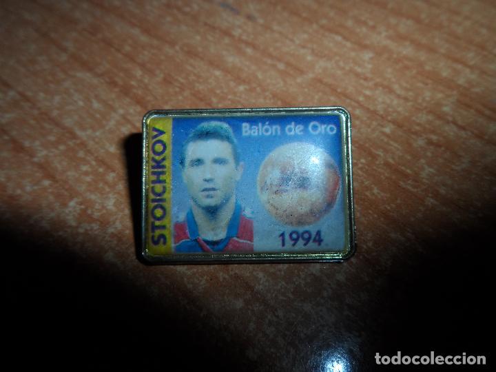 Coleccionismo deportivo: PIN STOICHKOV  BARCELONA BAR&Ccedil;A - BALON DE ORO TEMPORADA 1994 94