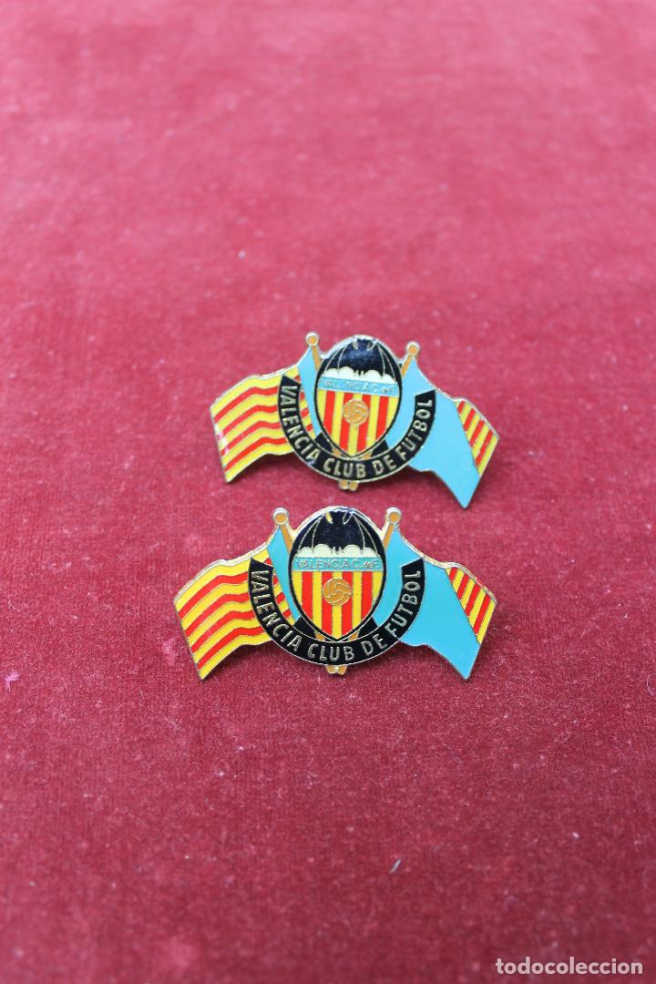 Collezionismo sportivo: 2 PINS ESMALTADOS,  ESCUDOS CON BANDERAS VALENCIA CLUB DE FUTBOL