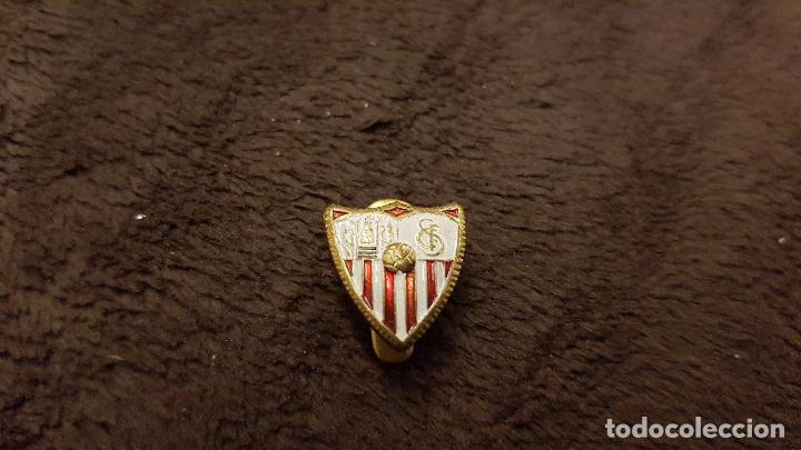 Collectionnisme sportif: Pin escudo equipo espa&ntilde;ol Sevilla club futbol (insignia antigua ojal bot&oacute;n)