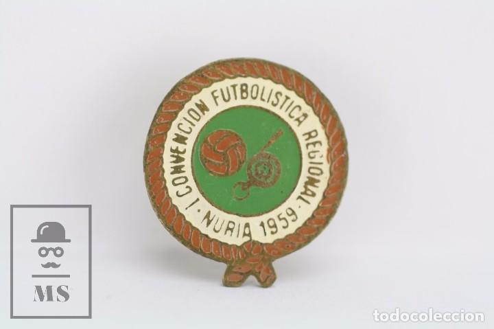 Collezionismo sportivo: Insignia de Solapa / Ojal - I Convenci&oacute;n Futbol&iacute;stica Regional. Nuria, 1959 - Medidas 18 x 20 mm