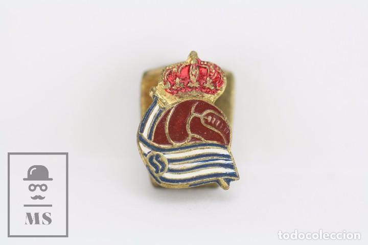 Collezionismo sportivo: Insignia de Solapa / Ojal - Real Sociedad de F&uacute;tbol / SS - Medidas 11 x 15 mm