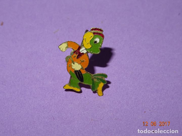 Coleccionismo deportivo: Antigua Insignia con Imperdible Aguja Todo de Lat&oacute;n Personaje de WALT DISNEY
