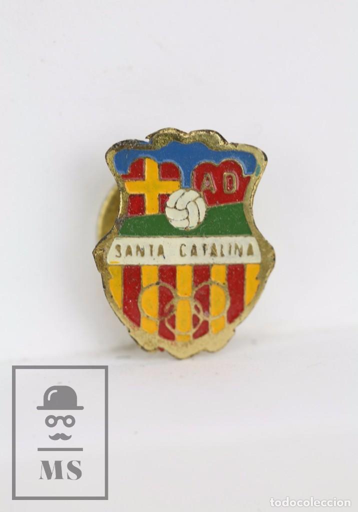 Sammelleidenschaft Sport: Antigua Insignia de Solapa / Ojal - AD Santa Catalina - F&uacute;tbol - Medidas 15 x 18 mm