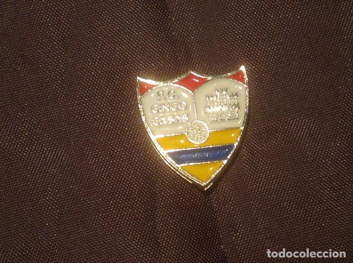 Colecionismo desportivo: Pin Sin Aguja F.C. Cinco Casas