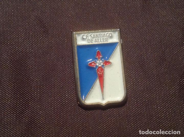 Colecionismo desportivo: Pin Sin Aguja CF Santiago de Aller