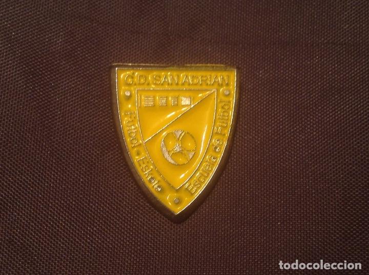 Colecionismo desportivo: Pin Sin Aguja CD San Adri&aacute;n Escuela de futbol
