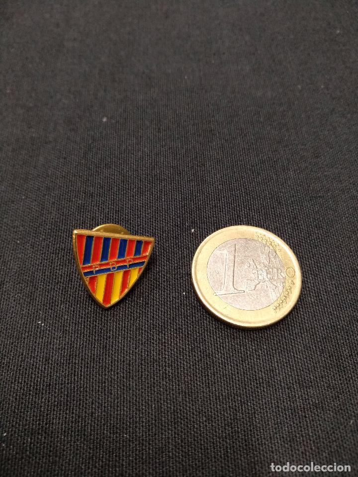 Sports collectibles: PIN INSIGNIA - PE&Ntilde;A F.C. BARCELONA - SIGLAS P.B.P.