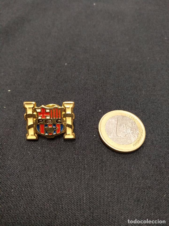Sports collectibles: PIN INSIGNIA - PE&Ntilde;A F.C. BARCELONA - SIGLAS P.B.C.