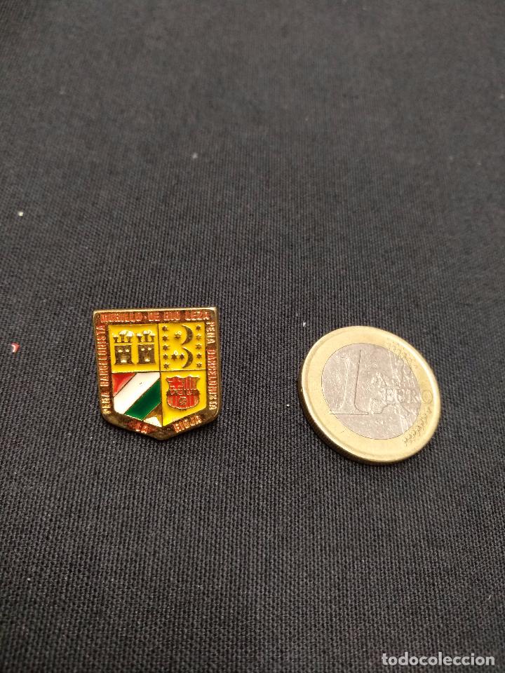 Sports collectibles: PIN INSIGNIA - PE&Ntilde;A F.C. BARCELONA - PE&Ntilde;A BARCELONISTA MURILLO DE RIO LEZA - LA RIOJA